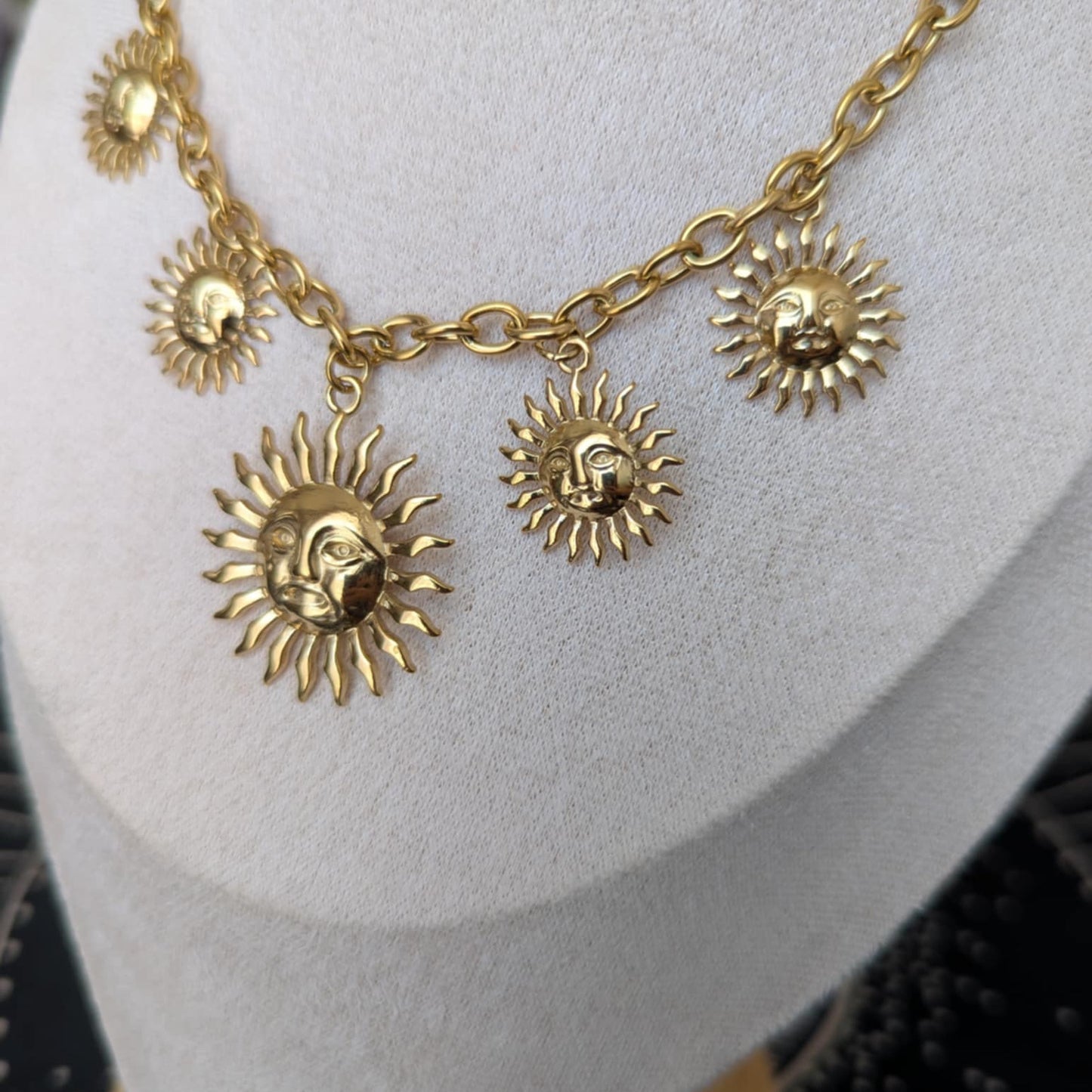 Collier solaire dorée XXL pendentif central petit soleil