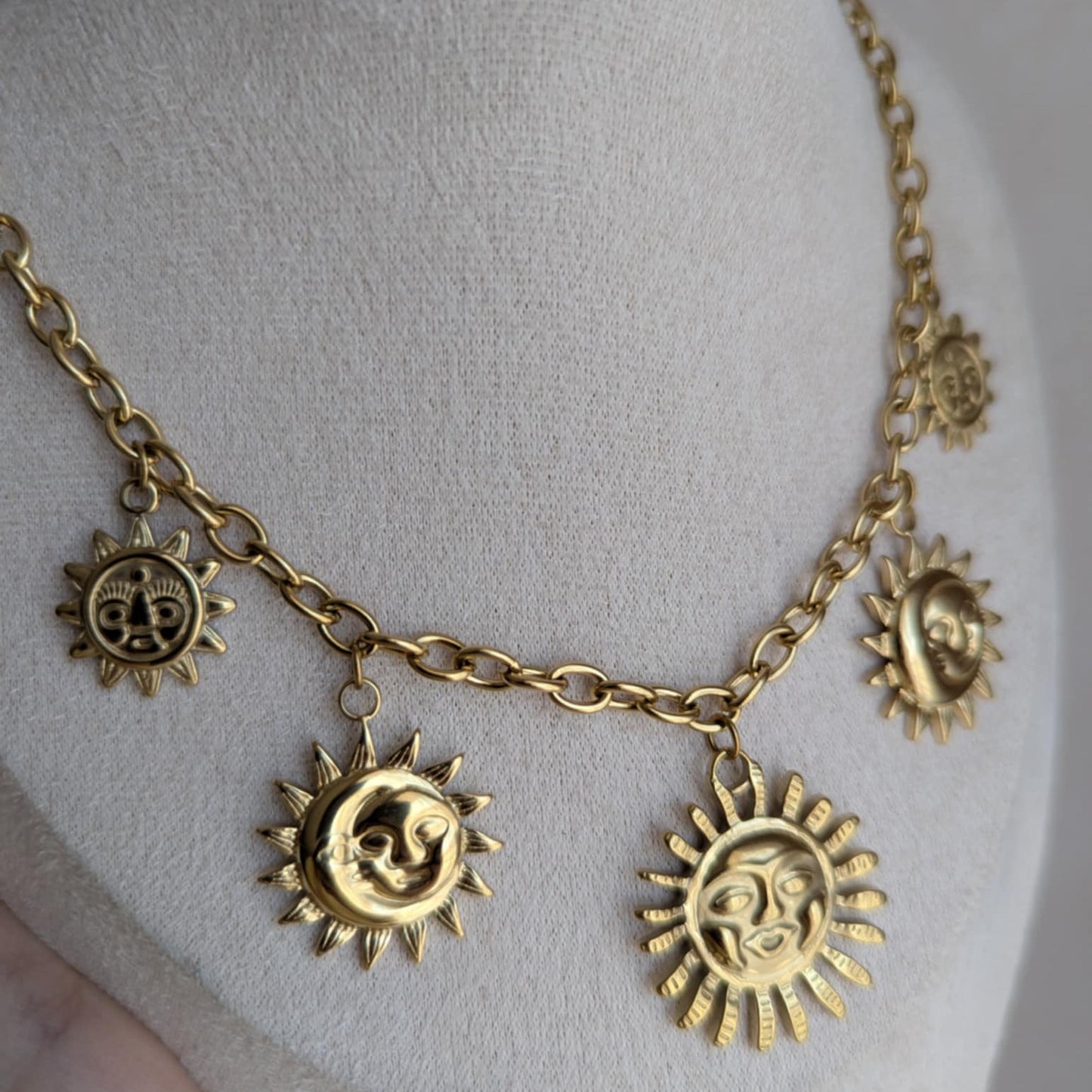 Collier doré astres expressifs soleil lune