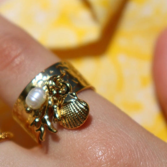 Bague dorée large avec breloque marines