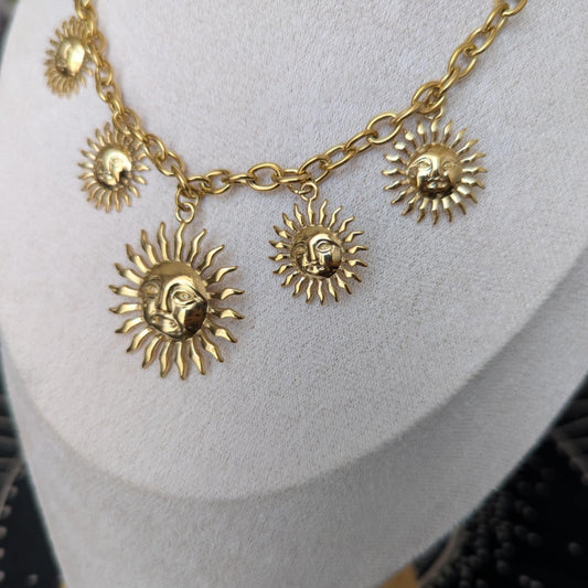 Collier solaire dorée XXL pendentif central petit soleil