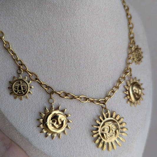 Collier doré astres expressifs soleil lune